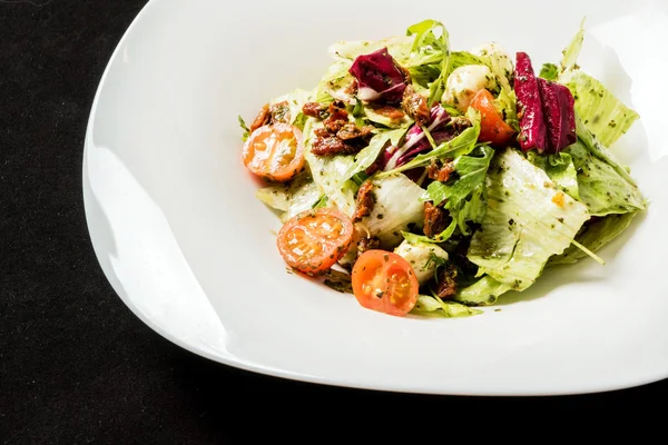 Salade de légumes sur assiette blanche — Photo