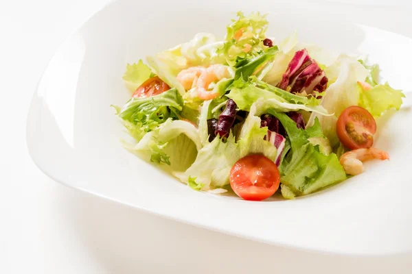 Salada com camarões na placa — Fotografia de Stock