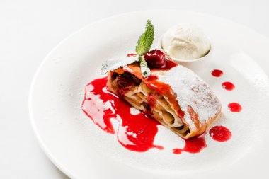 Apple strudel plaka üzerinde
