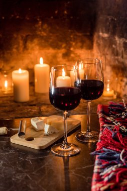 gözlük şarap ve mumlar
