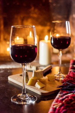 gözlük şarap ve mumlar
