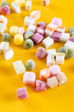sarı renkli şekerler