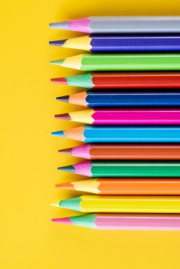 sarı renkli kalemler