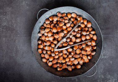 Fındıkkıran ile tavada fındık