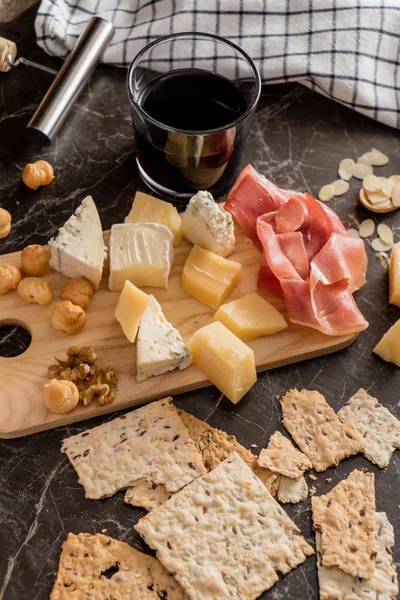 Glas Wein und Käse — Stockfoto