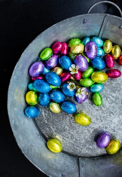 Ovos de Páscoa em prato — Fotografia de Stock