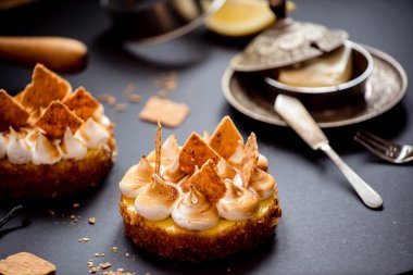 arka plan üzerinde limon tart
