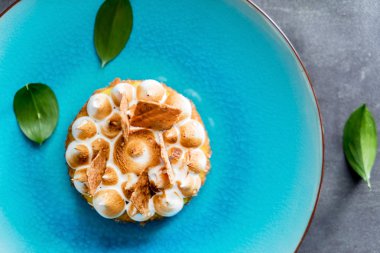 arka plan üzerinde limon tart