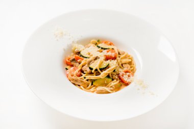 plaka üzerinde sebzeli makarna