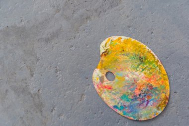 Sanatçı palet boya ile