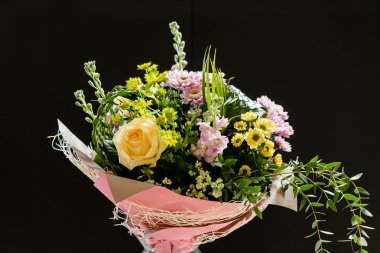 Bahar çiçekleri siyah