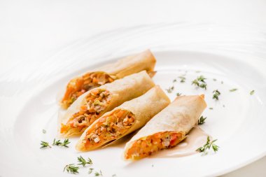 spring rolls plaka üzerinde