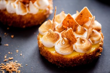 arka plan üzerinde limon tart