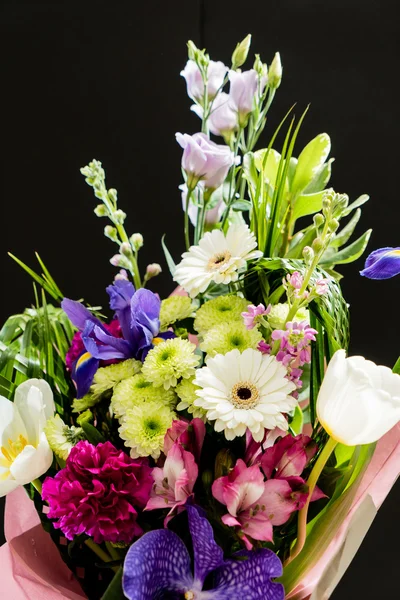 Bahar çiçekleri siyah