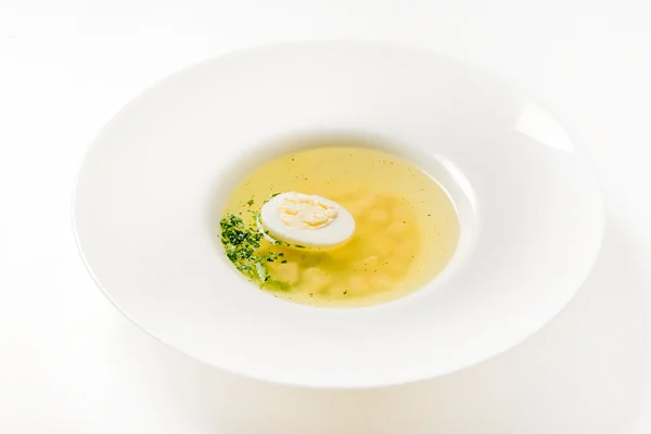 Caldo con huevo en plato — Foto de Stock