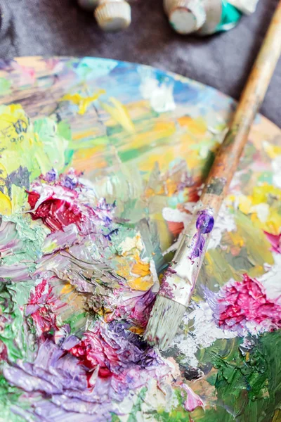 Palette d'artistes avec peintures — Photo