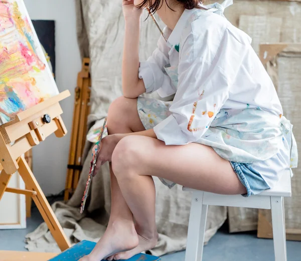 그녀의 스튜디오에서 여성 화가 — 스톡 사진