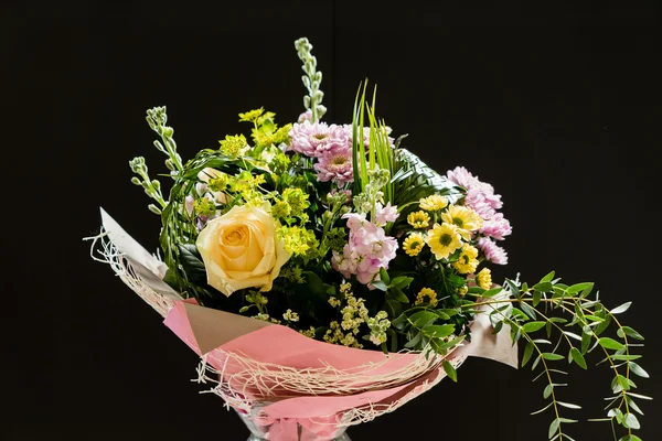 Bahar çiçekleri siyah