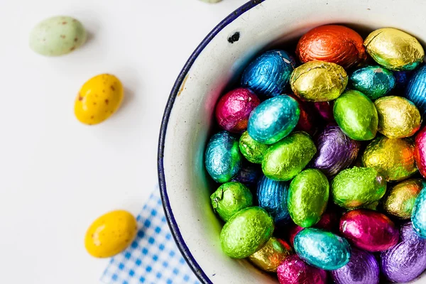 Huevos de Pascua en plato — Foto de Stock