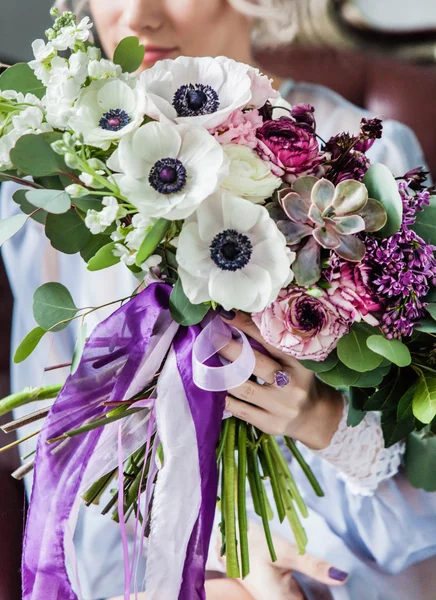 Gyönyörű nő virágokkal — Stock Fotó