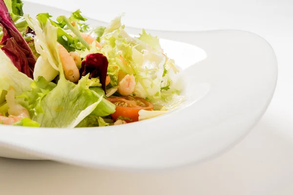 Insalata con gamberetti su piatto — Foto Stock