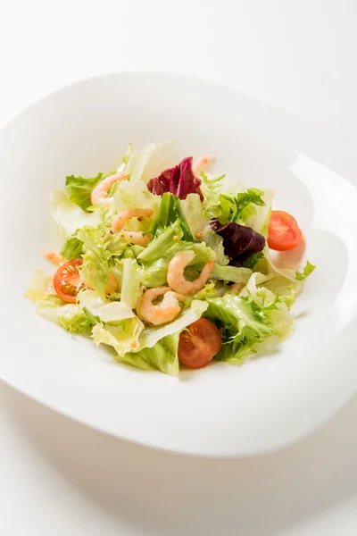 Insalata con gamberetti su piatto — Foto Stock