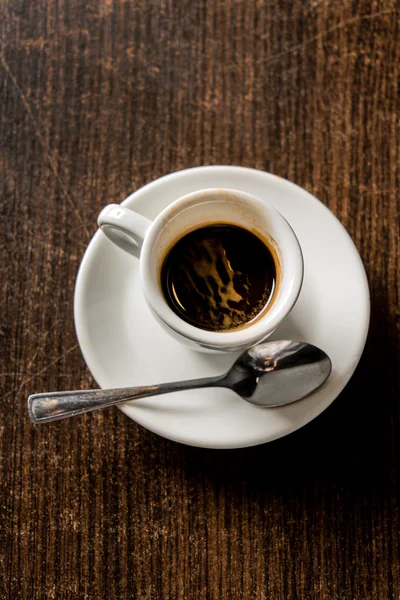 Tasse Kaffee auf dem Teller — Stockfoto