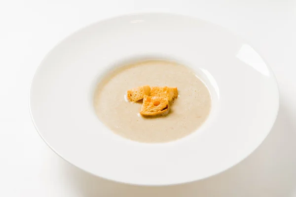 Houbová krémová polévka na talíři — Stock fotografie