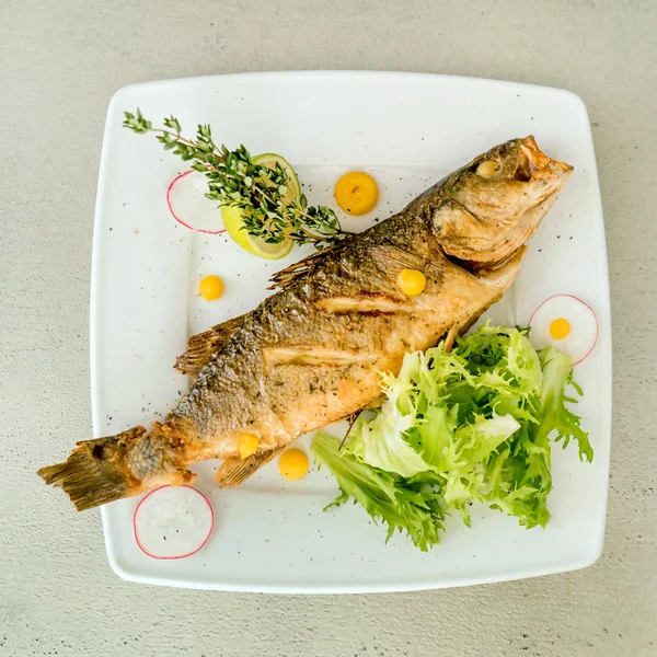 Smažená ryba na talíři — Stock fotografie