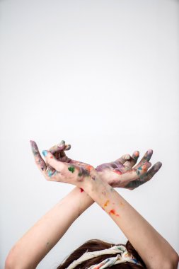 Eller ressam içinde renkli boyalar