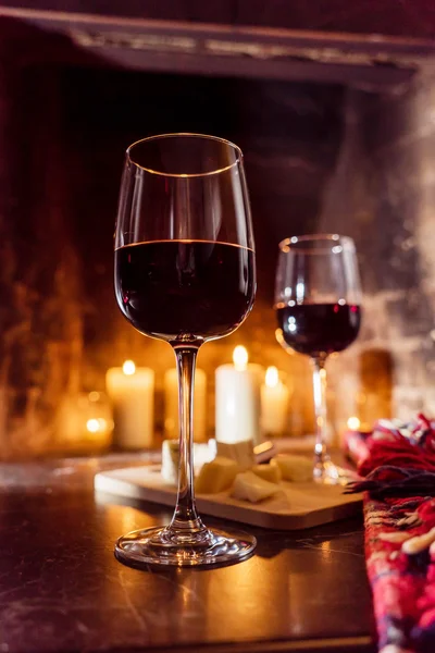 Bardaklarda şarap ve yangın — Stok fotoğraf