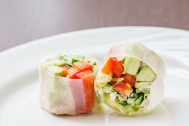 spring rolls plaka üzerinde