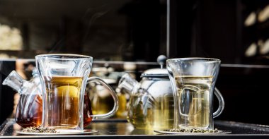 Çay seti masada.