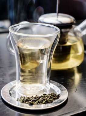 yeşil çay bardağına
