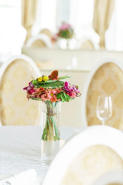 Restaurant Interieur mit Bouquet — Stockfoto