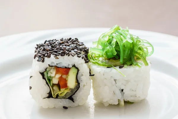 접시에 맛 있는 초밥 — 스톡 사진