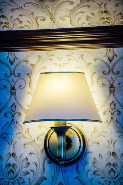 Старовинна лампа в готелі — стокове фото
