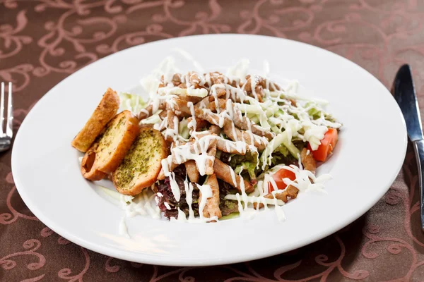 Salade avec viande de bœuf sur assiette — Photo