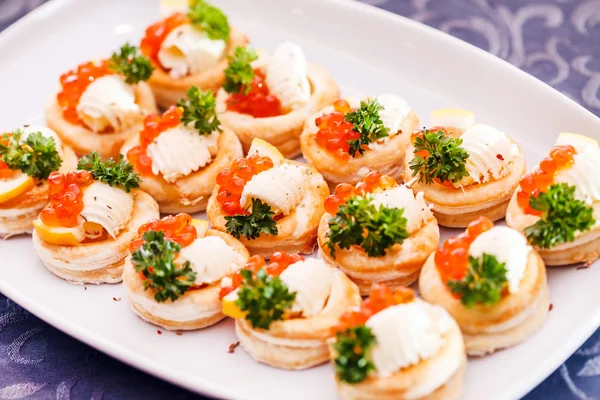 Diferentes canapés sabrosos — Foto de Stock