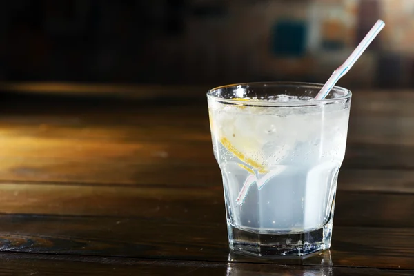 Cocktail on bar table — Stock Photo, Image