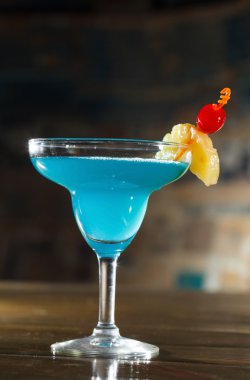 kokteyl bar masa üzerinde