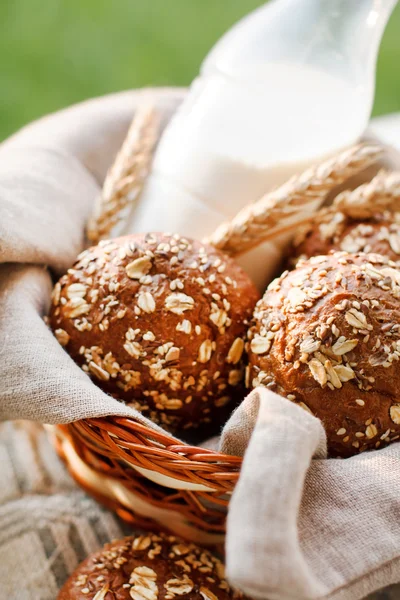 Pane fresco nel cestino — Foto Stock