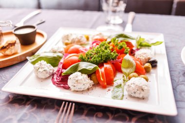 Tabağında mozzarella olan salata.