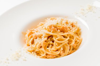 plaka üzerinde peynirli makarna