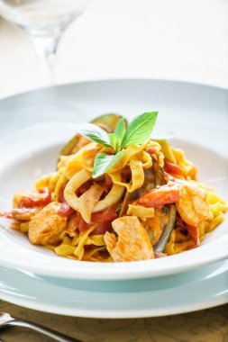 plaka üzerinde kızarmış peynir