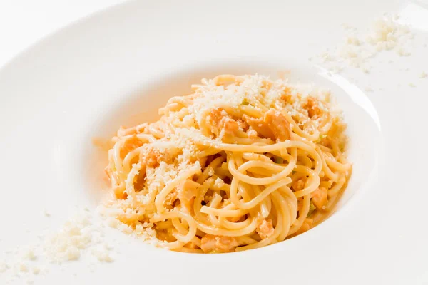 Pasta con formaggio sulla piastra — Stockfoto