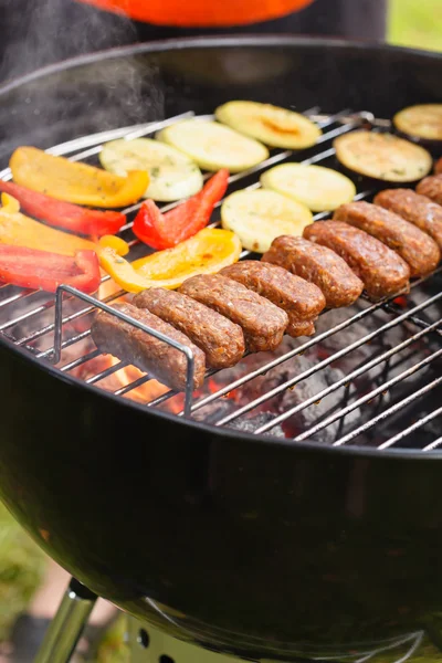 Kebab e verdure alla griglia — Foto Stock