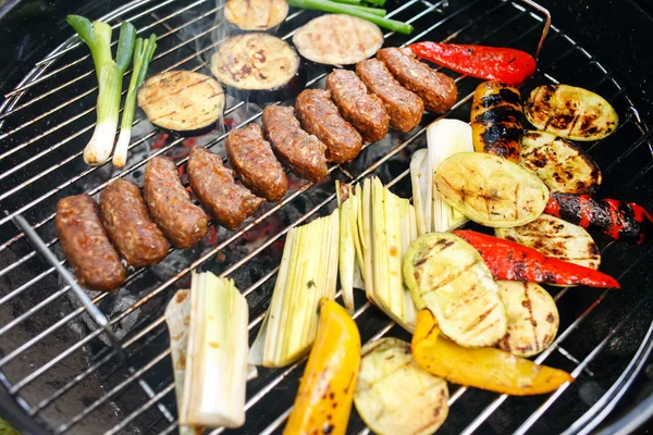 Gegrillter Dönerspieß und Gemüse — Stockfoto