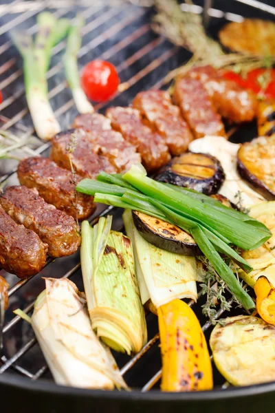 Grilled kebab and vegetables — Stock Photo, Image