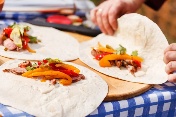 Chef fazendo tortilla — Fotografia de Stock